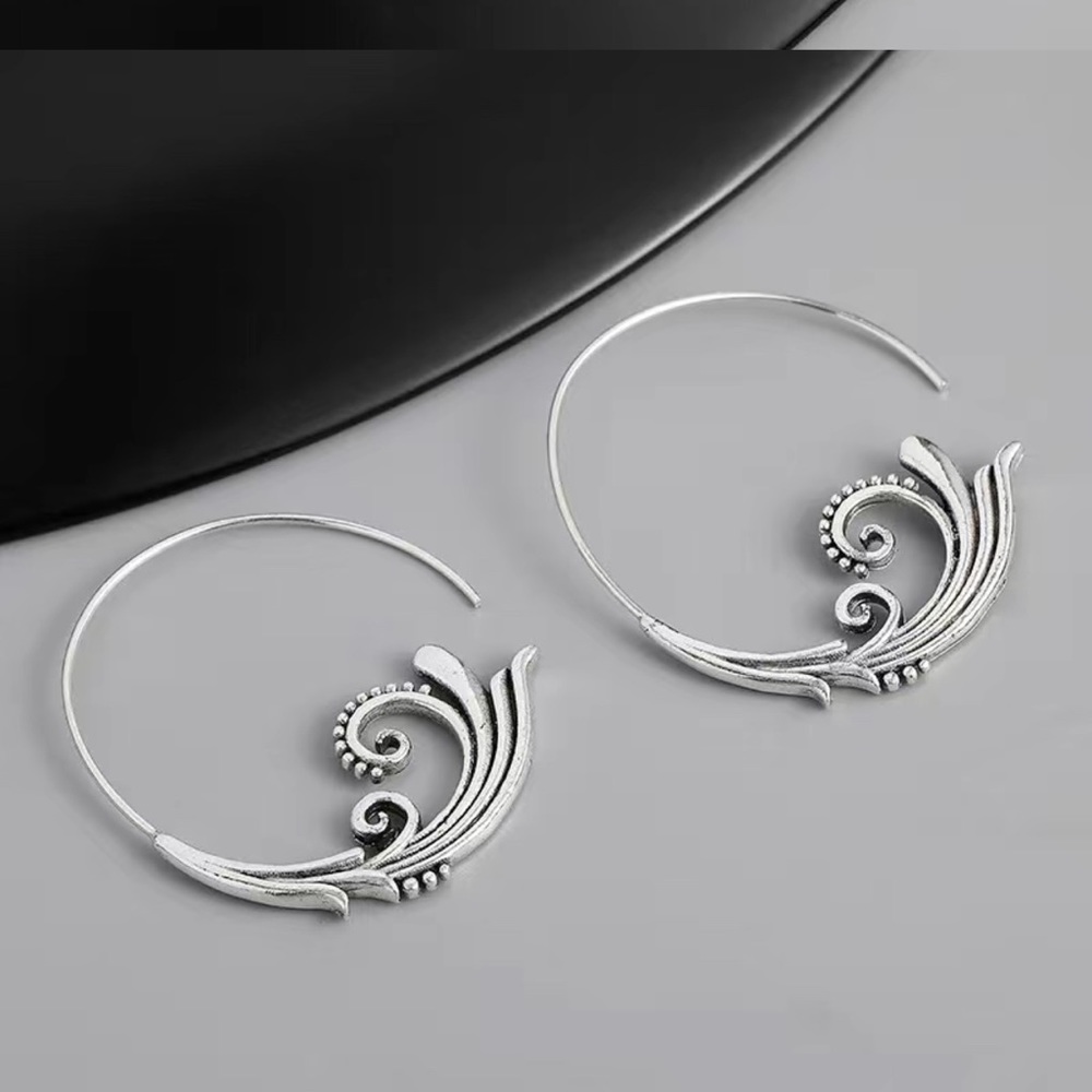 Exquisite Silver Hoop Embellished With Delicate Carved Leaf Vintage Hoops - Picture 6 of 6